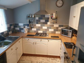 3BR-Sleeps6-PetsOK-Off road parking-Garden